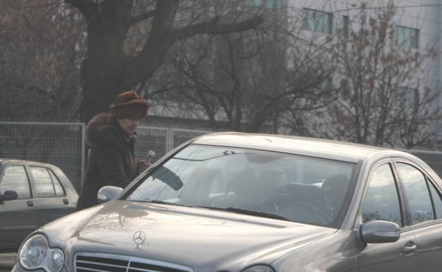 EXCLUSIV | Mama Monicăi Gabor, la piaţă cu geanta de firmă | FOTO