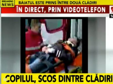 copil prins intre cladiri