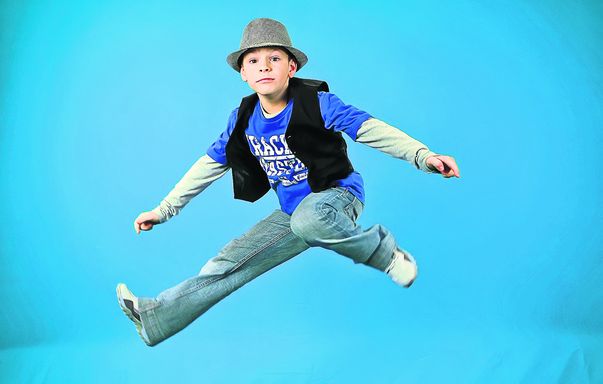 Competiţia "Dance Dance", de la Disney Channel, aproape de final. Votează cel mai bun dansator!
