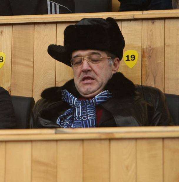 Becali şi-a scos căciulile de la naftalină