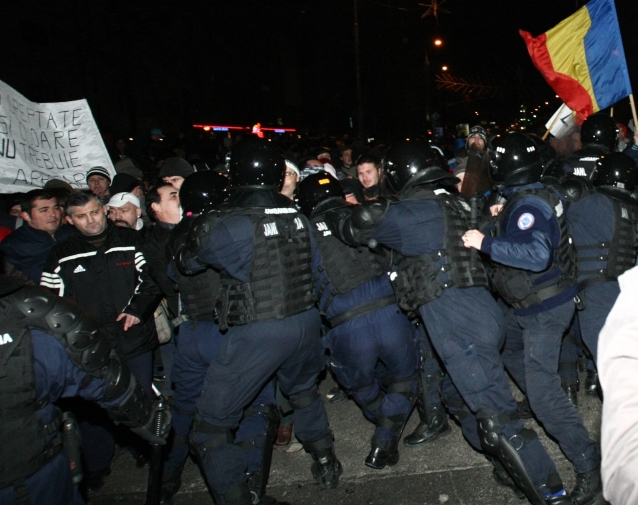 Iată cele mai şocante imagini de la protestele violente de sâmbătă | FOTO