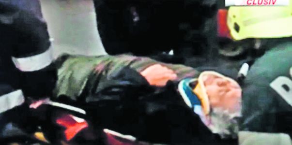 Mircea Lucescu, întins pe targă, cu gâtul imobilizat, la doar câteva minute de la producerea teribilului accident