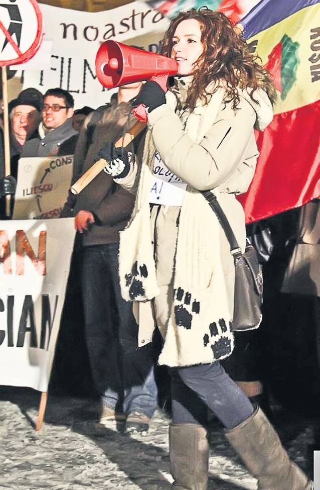 Atenţie! Scandează româncele! Frumoasele au ieşit în stradă | FOTO