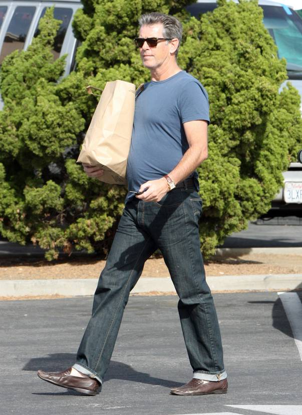 pierce brosnan nu suge burta