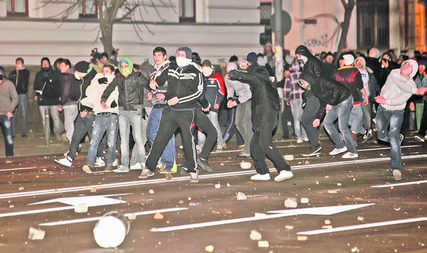 Duminică. Piaţa Universităţii a fost invadată de huligani