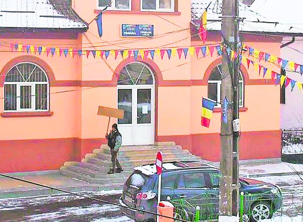 Huliganii din galerii, înlocuiţi de copii!