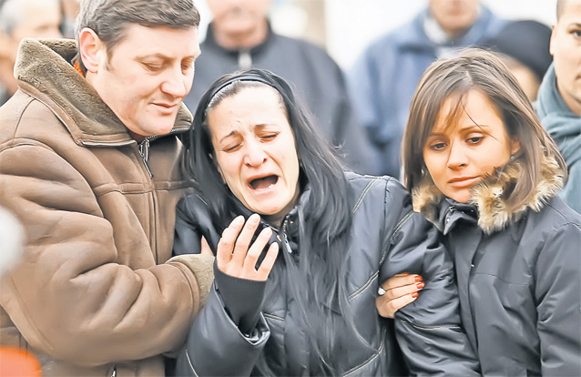 Ana-Maria Toth a fost ținută de brațe de rude după ce aproape că s-a prăbușit de durere la înmormântarea fiului ei