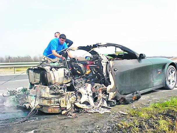 Ferrari-ul lui Popescu s-a topit, la propriu, dupå ce a luat foc pe autostradå (foto mic)