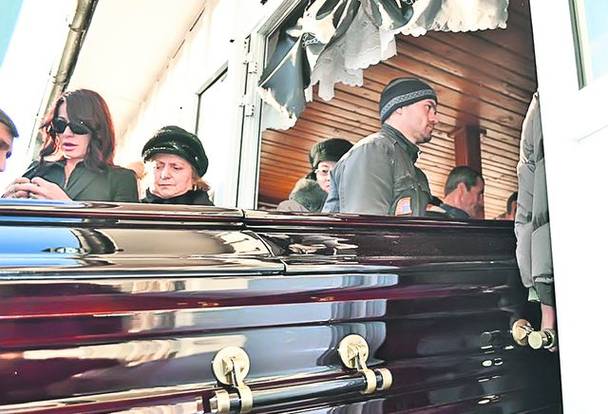 Nadia (medalion) a stat în permanență lângă sicriul tatălui ei