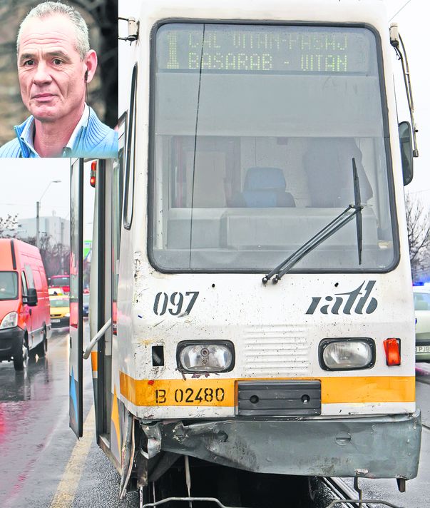 După impact, autoturismul condus de Mircea Lucescu (dreapta) era contorsionat şi distrus în proporţie de 50%. În schimb, tramvaiul care a lovit în plin automobilul antrenorului nu avea decât bara de protecţie uşor îndoită (medalion)
