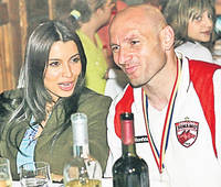 Cu ce trăsnăi le-au convins să spună «Da!»