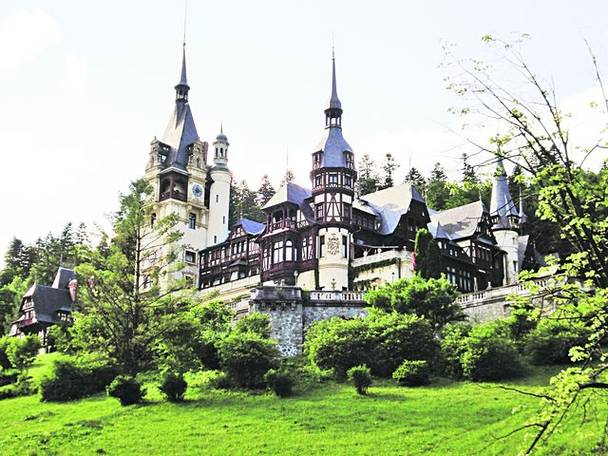 Inaugurat în 1883, Castelul Peleş din Sinaia a fost proprietatea particulară a suveranilor României, fiind restituit Regelui Mihai în anul 2006