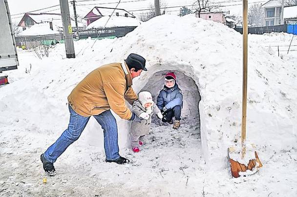 Prichindeii se joacă în fiecare zi în cazemata de zăpadă Prichindeii se joacă în fiecare zi în cazemata de zăpadă