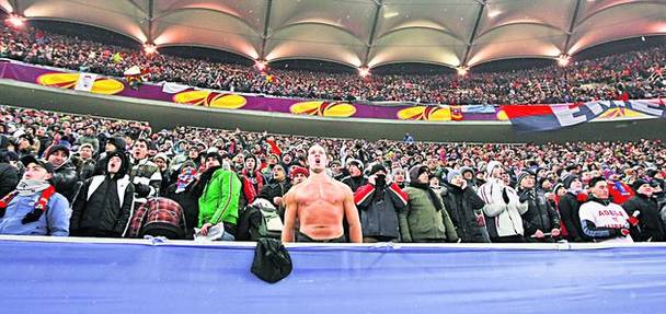 Fanii Stelei au fåcut spectacol joi asearå, pe Național Arena. Unul dintre ei, mai îndråzneț, a cântat tot meciul, la bustul gol Fanii Stelei au fåcut spectacol joi asearå, pe Național Arena. Unul dintre ei, mai îndråzneț, a cântat tot meciul, la bustul gol