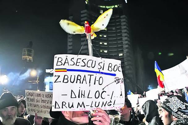 Românii din Piața Universității au cerut în repetate rânduri plecarea lui Emil Boc din fruntea guvernului