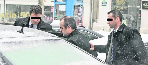 Grijulii, gărzile de corp care îl așteptau în fața blocului unde stă l-au preluat pe Boc și după ce acesta s-a așezat confortabil în mașină au plecat către Palatul Victoria