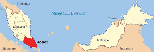 Statul Johor, aflat în sudul Malaysiei peninsulare, are ieșire la Marea Chinei de Sud și este despărțit de Singapore prin strâmtoarea Johor