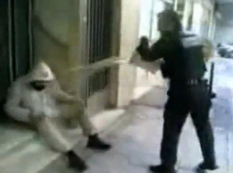 DE TOT RÂSUL! În misiune, cu banana în gură! Vezi cum combat infracționalitatea polițiștii din Grecia! VIDEO