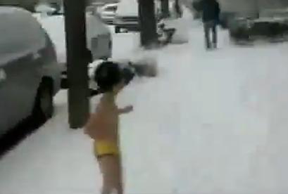 copil obligat sa alerge in chiloti in ger si zapada 