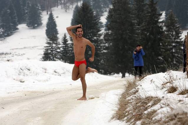 Ei sunt oamenii care sfidează frigul! Uite care sunt distracţiile extreme pe zăpadă! | FOTO&VIDEO