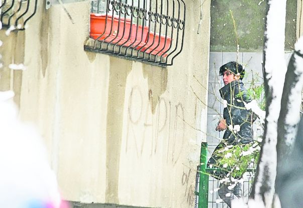 Iat-o pe Mădălina intrând în scara locului din cartierul bucureştean Crângaşi, unde locuieşte