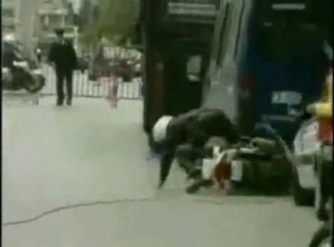 DE TOT RÂSUL! În misiune, cu banana în gură! Vezi cum combat infracționalitatea polițiștii din Grecia! VIDEO