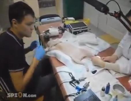 Uite cum și-a bătut joc de un animal nevinovat! Un rus și-a TATUAT PISICA! VIDEO