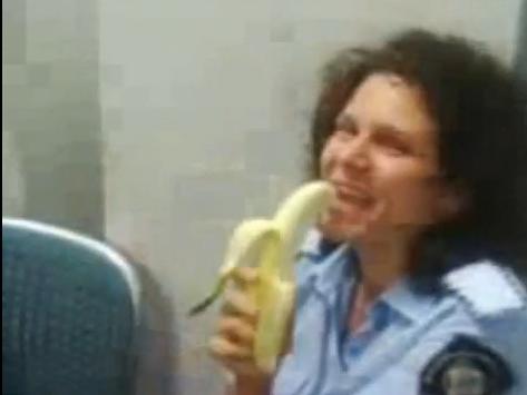 DE TOT RÂSUL! În misiune, cu banana în gură! Vezi cum combat infracționalitatea polițiștii din Grecia! VIDEO