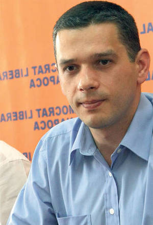 Cetăţenii europeni plătesc 180 de milioane de euro pentru plimbările eurodeputaţilor de la Bruxelles la Strasbourg.Un roman vrea ca aceşti bani să ajungă la săraci!