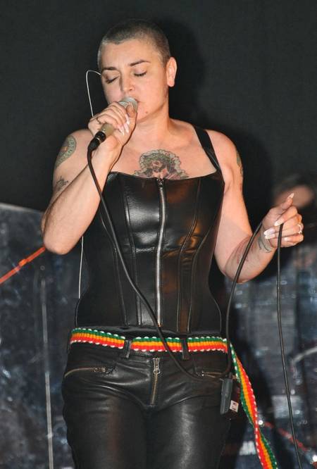 Sinead O'cONNOR VREA SĂ POZEZE GOALĂ IN pLAYBOY