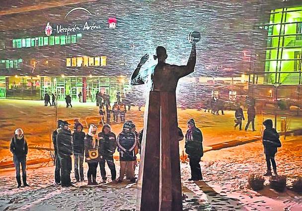 Doar o mână de oameni s-au recules și au aprins lumânări (foto mic) la statuia lui Cozma din fața sălii din Veszprem Doar o mână de oameni s-au recules și au aprins lumânări (foto mic) la statuia lui Cozma din fața sălii din Veszprem
