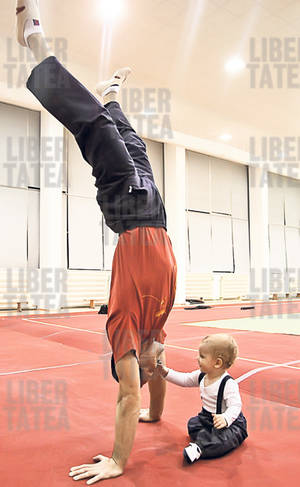 Marius Urzică a intrat în lumea teatrului, fiind distribuit alături de Nadine și de Claudiu Bleonț | FOTO