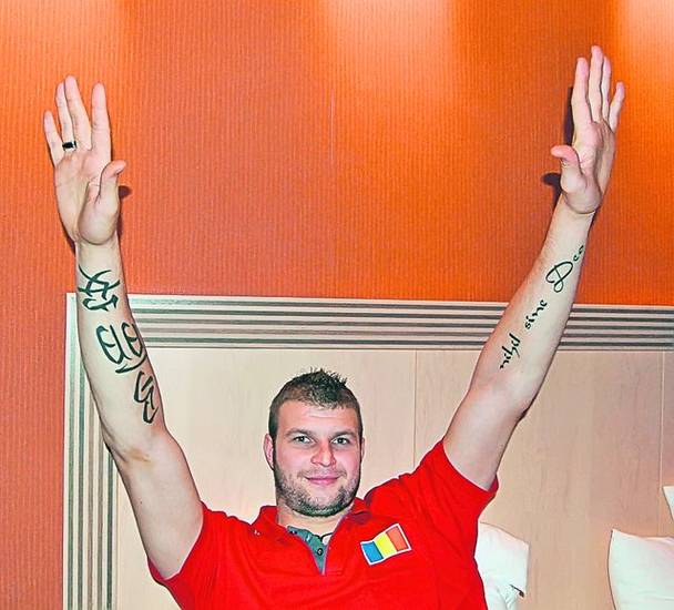 Avea un desen pe mâna stângă: «Nihil sine Deo» Avea un desen pe mâna stângă: «Nihil sine Deo»