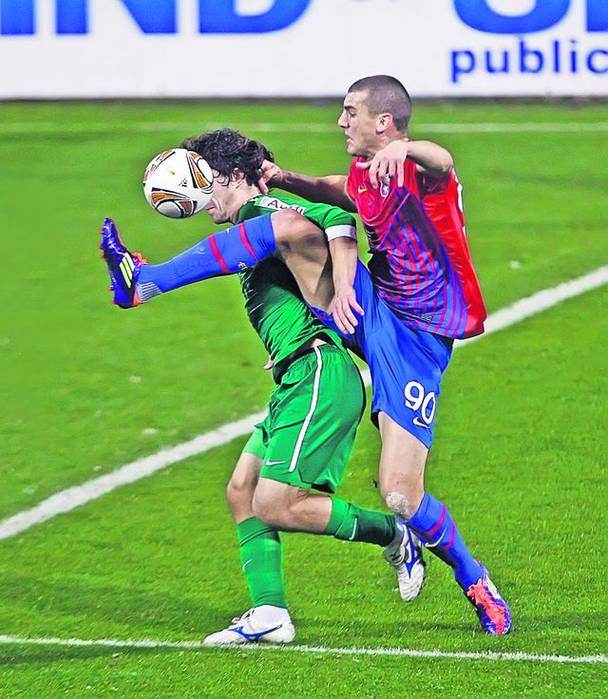 Nikolici (dreapta) a înscris al doilea gol al Stelei cu rușii de la Kuban / foto: Gazeta Sporturilor Nikolici (dreapta) a înscris al doilea gol al Stelei cu rușii de la Kuban / foto: Gazeta Sporturilor