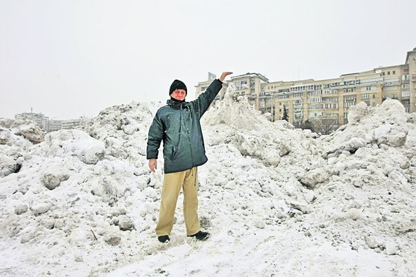 Reporterul Libertăţii arată locul unde se strânge zăpada. Ar fi trebuit să fie un munte, dar e abia o grămadă mai mare