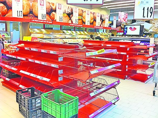 Aşa arăta joi seară raionul de panificaţie al unui supermarket din Capitală, după ce bucureştenii speriaţi au dat năvală în magazin pentru a-şi face provizii