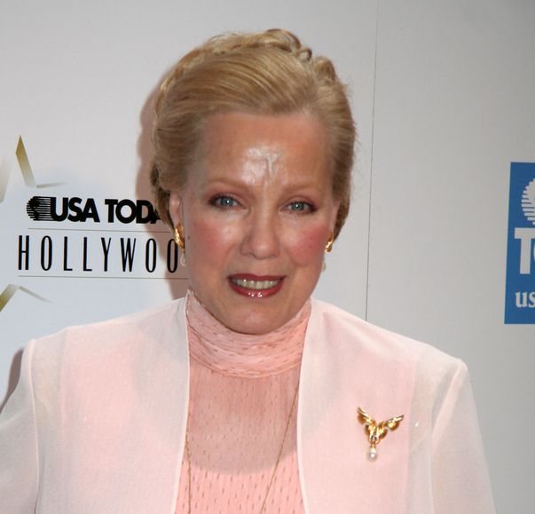 Sfârşit ORIBIL pentru o actriţă celebră de la Hollywood! Călcată de două maşini, în timp ce încerca să ajute un animal