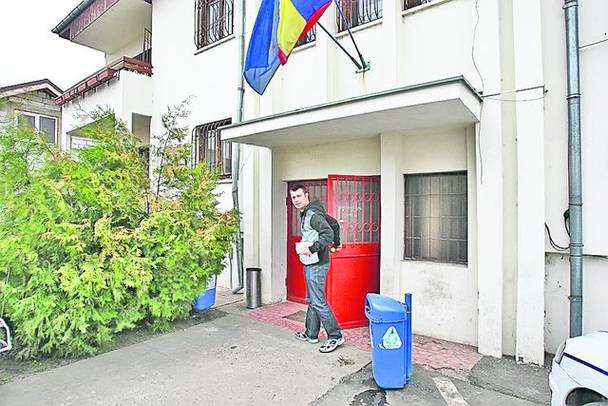 În urmă cu două zile, reporterul Libertății a dus fragmentul de os și l-a predat Poliției Otopeni