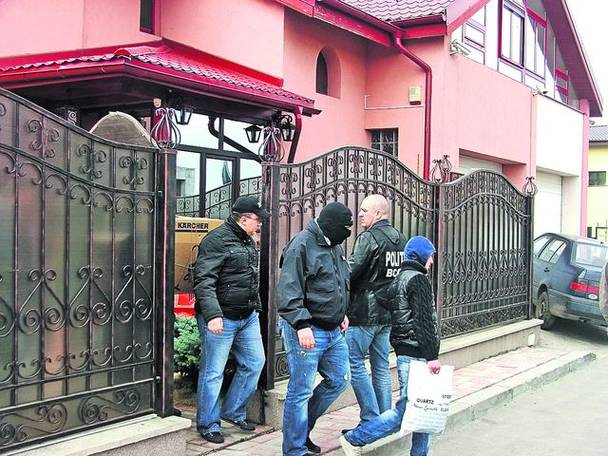 Mascații poliției au fost ieri din nou acasă la Boldea pentru a căuta dovezi care să-i ajute în anchetă