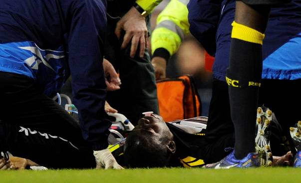 Fotbalistul Fabrice Muamba, incojurat de medici dupa ce s-a prabusit pe teren