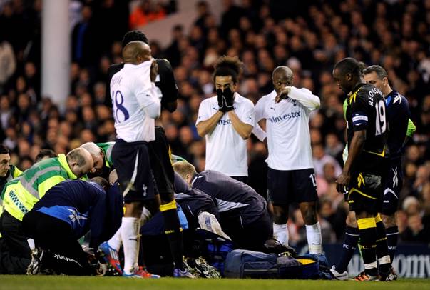 Fotbalistul Fabrice Muamba s-a prabusit pe teren in timpul meciului Tottenham-Bolton