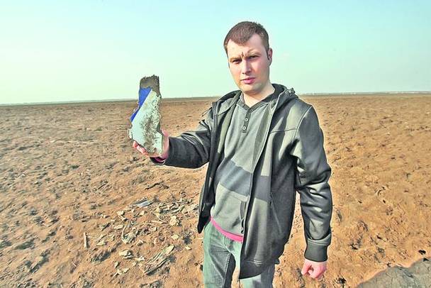 Reporterul Libertăţii a strâns în doar o oră zeci de bucăţele din avionul prăbuşit. Aici ţine în mână un fragment din capota motorului