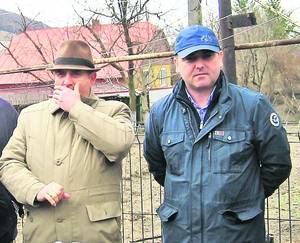 Directorul şcolii din localitate, Vasile Prepeliuc (stânga) şi primarul comunei, Dănuţ Chidoveţ, au fost alături de familie