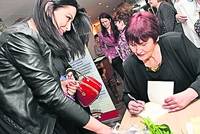 Pătruleasa (stânga) ia autograf de la autoare