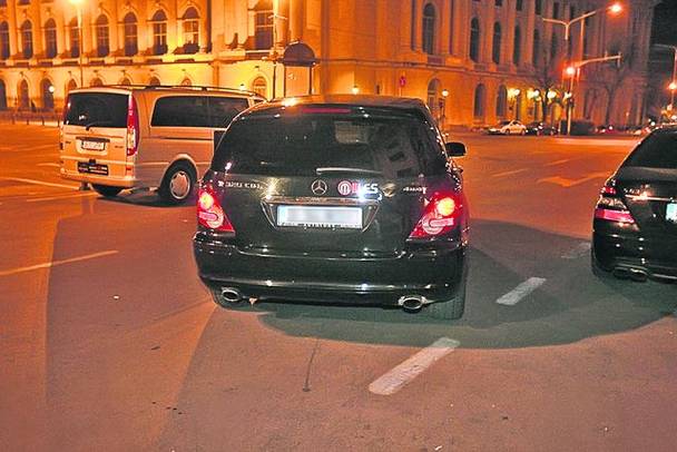 Mickey Rourke a fost dus la filmări cu un jeep de lux, marca Mercedes