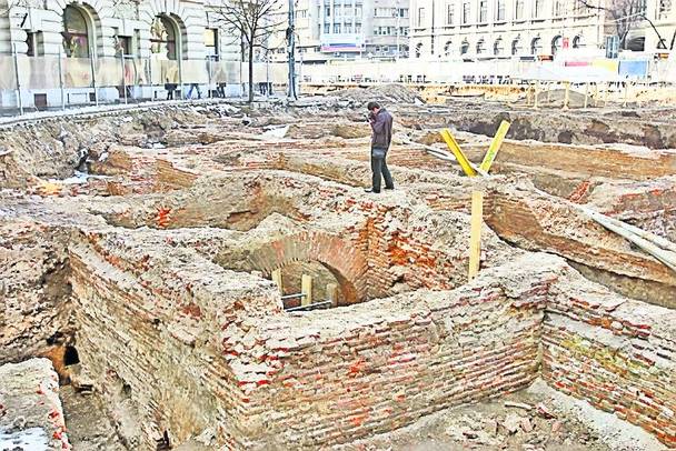 Lucrările la metroul din Drumul Taberei scot la suprafaţă fărâme din oraşul vechi