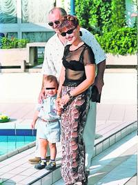 Marina, Victor și băiețelul lor, într-o fotografie de acum zece ani, când formau o familie fericită