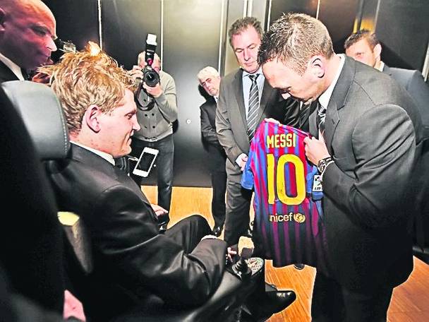 Neșu (stânga) a primit deja un tricou de la Messi Neșu (stânga) a primit deja un tricou de la Messi