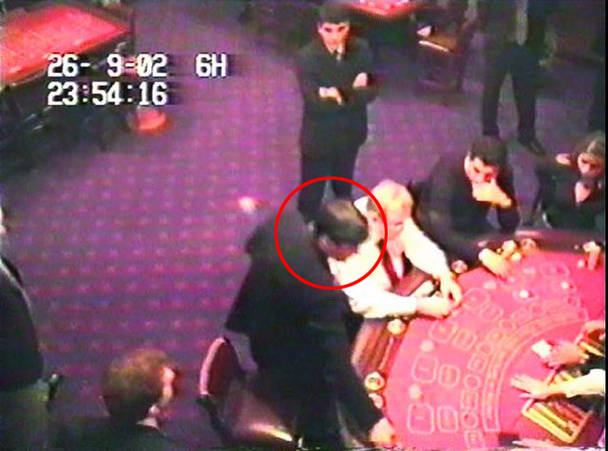 După ce a fost descoperit de camerele de supraveghere, Pițurcă (medalion) și-a luat pachetul și a plecat de la masă