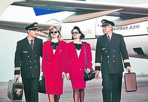 Copilotul Stoi (medalion), în fața avionului cu care s-a prăbușit un an mai târziu